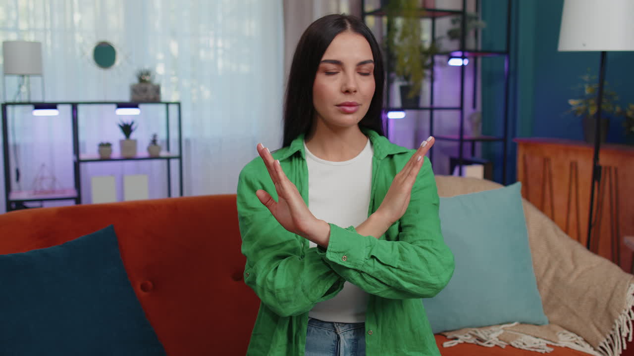 mujer enojada decir no sostiene la palma plegada manos cruzadas, advertencia de terminar, detener el gesto, declinación de la conversación