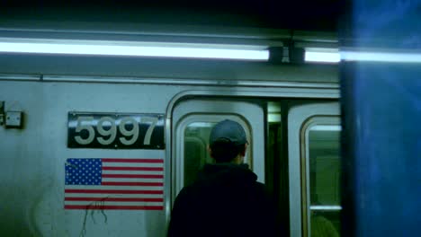 16-mm-Film-Eines-Mannes,-Der-In-Die-New-Yorker-U-Bahn-Steigt