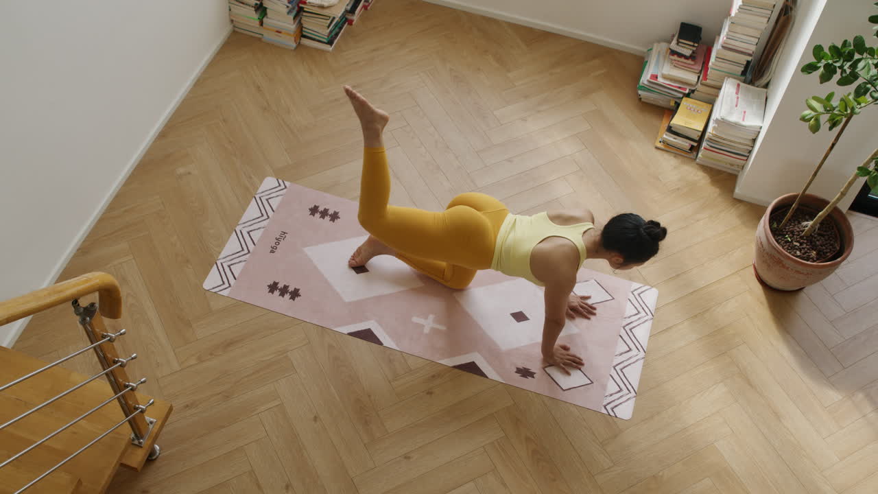 mujer haciendo yoga en casa