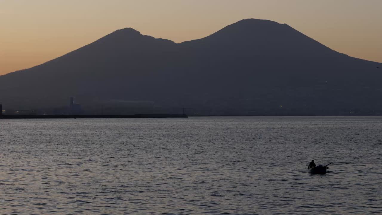 물속에 외로운 어부