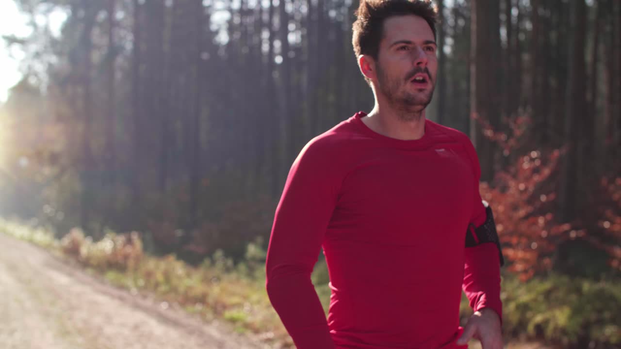 joven corriendo temprano en la mañana