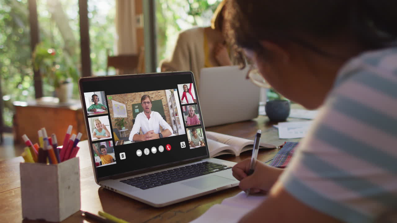 estudiante que usa una computadora portátil para una lección en línea en casa, con un maestro y una clase diversos en la pantalla