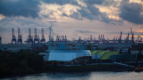 Puerto-De-Hamburgo-Con-Grúas-Portuarias-Al-Atardecer