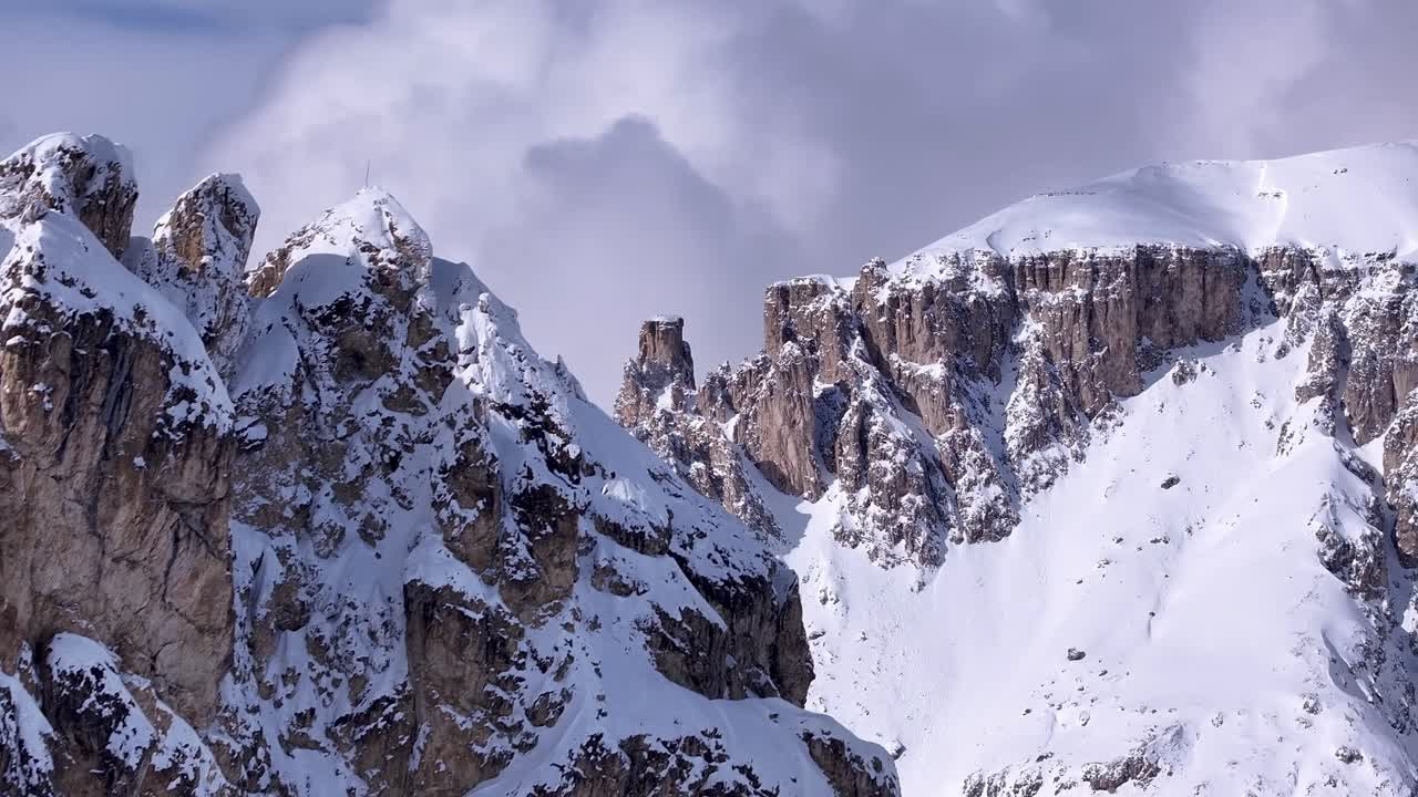 드론이 이탈리아의 웅장한 산꼭대기인 돌로미테스 (dolomites) 를 지나간다.