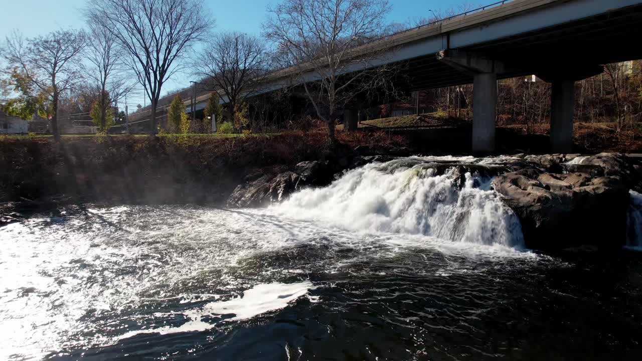 다리 육교, 코네티컷, 공중 상승보기 아래 흐르는 계단식 거품 폭포