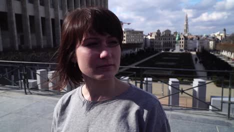 una mujer turista camina y mira las atracciones de la ciudad de bruselas, bélgica.