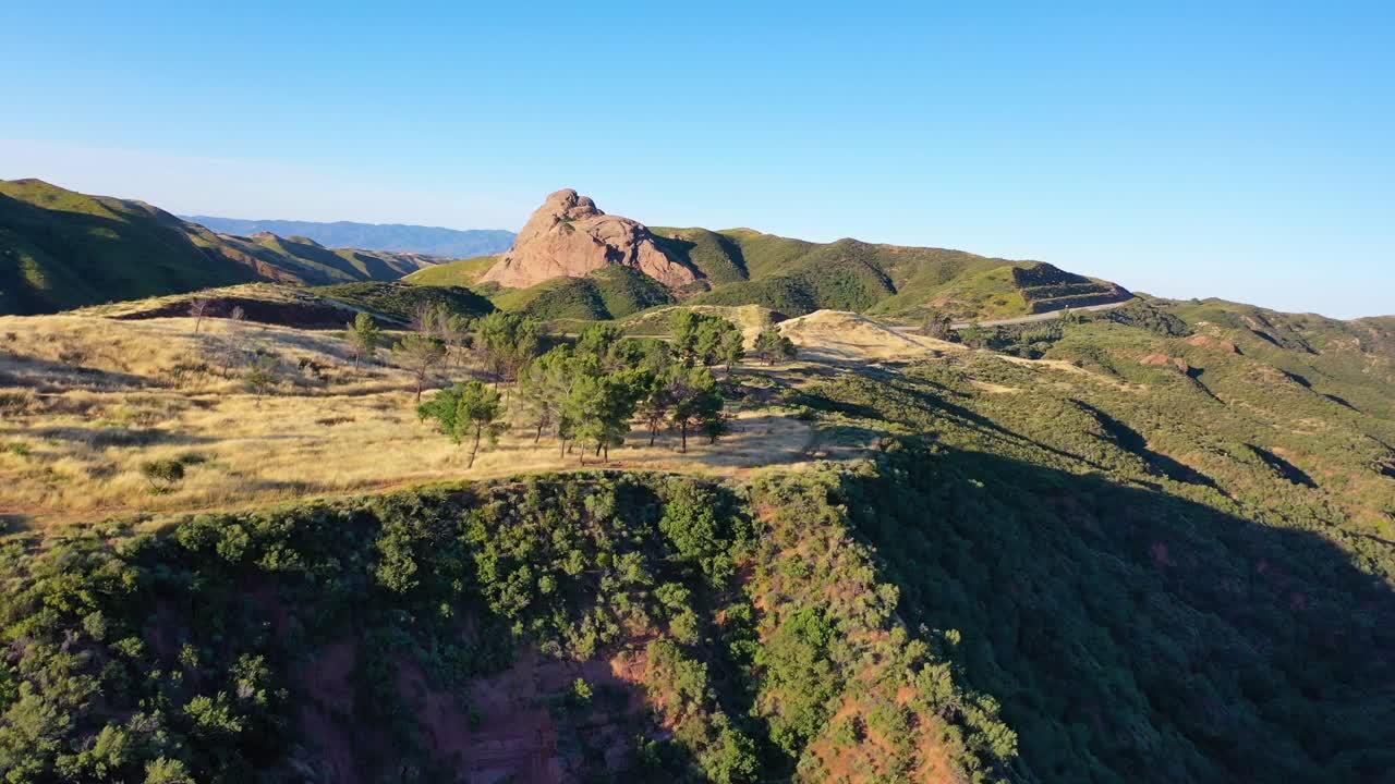 캘리포니아 카스테익의 레이크 휴스 도로 근처에서 촬영된 드론 이미지