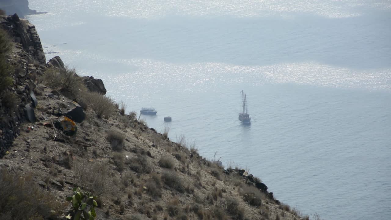 barcos navegando dentro de la caldera del volcán que ayuda a formar santorini en grecia