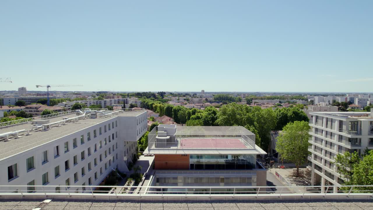 cancha de baloncesto en una azotea en montpellier, en el sur de francia.
