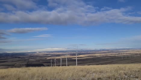 Fahrt-Durch-Windpark-In-Der-Ferne