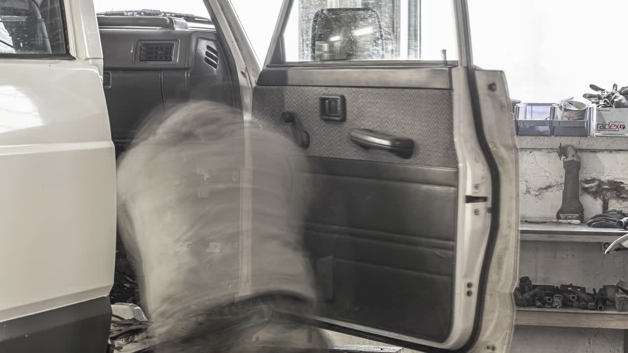 автомеханик разбирает автомобиль. замедленная съемка