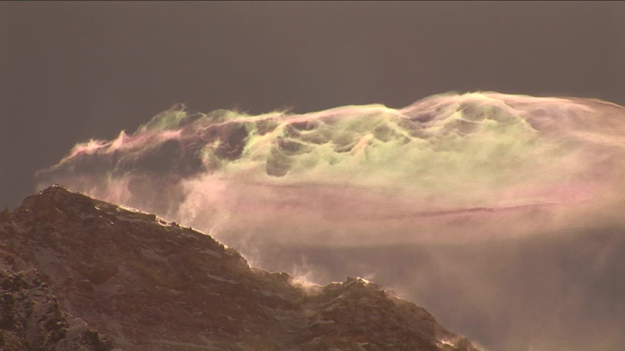 에베레스트 정상에서 눈을 날리는 제트 기류