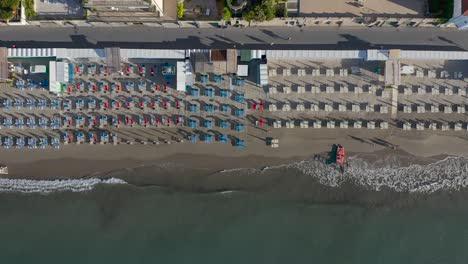 Drohnenaufnahme-Von-Oben-Nach-Unten-Von-Einem-Strand-In-Ligurien