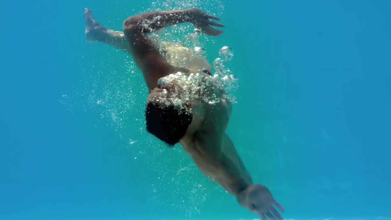 수영장 에서 물  ⁇  에서 회전 하는 적당 한 사람