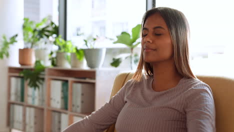 relajarse, descansar y mujer en el sofá con los ojos cerrados