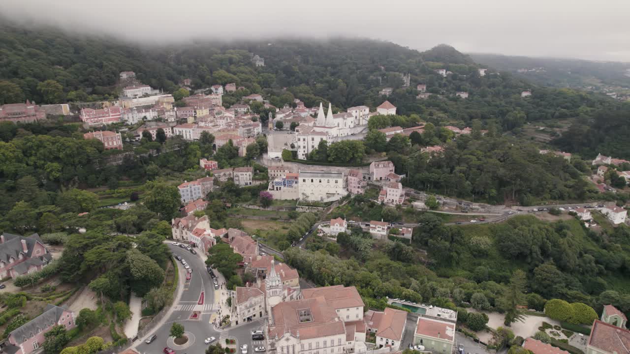 toma panorámica en las colinas de sintra, capturando el palacio de la ciudad residencial y el ayuntamiento en un día nublado