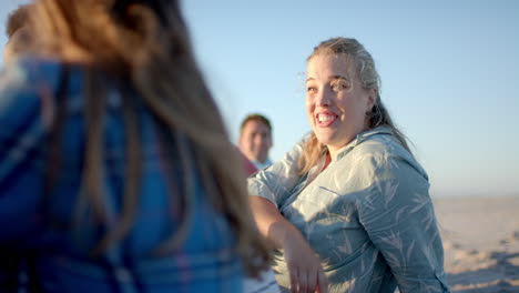 joven caucásica diversa sonríe brillantemente en la playa