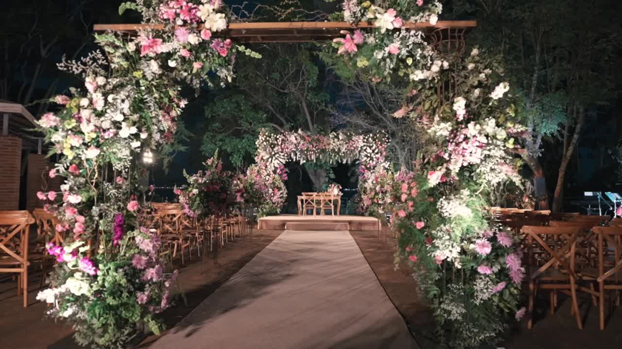 Elegante location per cerimonia nuziale all'aperto con arco floreale riccamente decorato