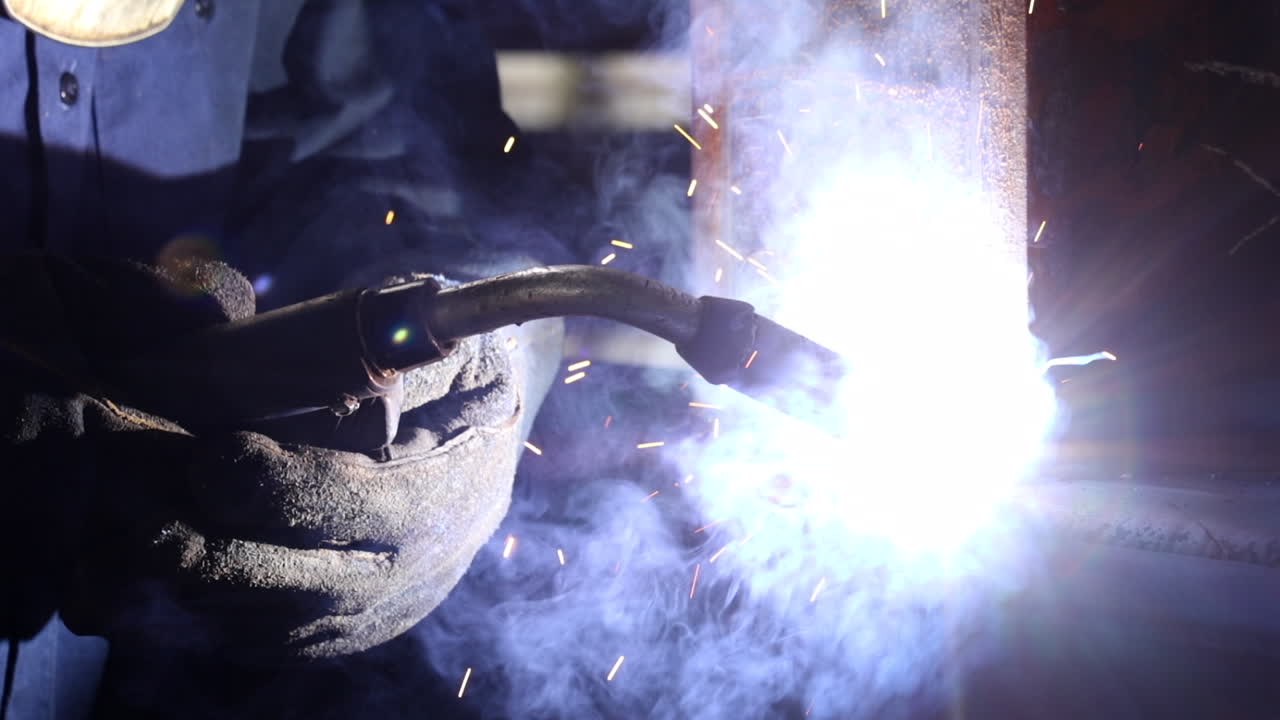 un primo piano delle mani di un saldatore