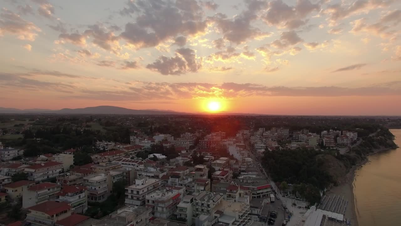 해가 뜨면 휴양 도시와 바다의 공중 파노라마 nea kallikratia 그리스