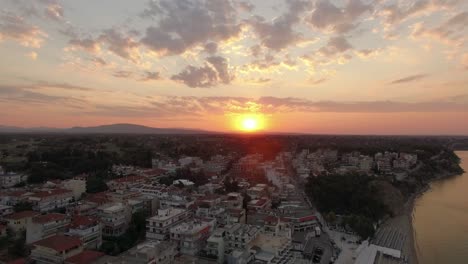 Luftpanorama-Des-Ferienortes-Und-Des-Meeres-Bei-Sonnenaufgang-Nea-Kallikratia-Griechenland