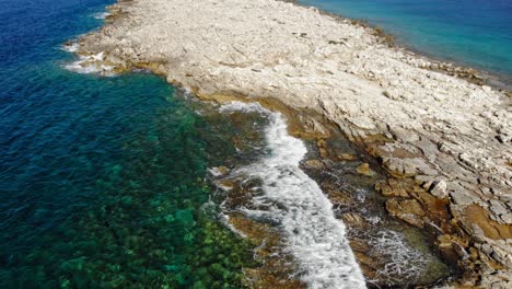 superficie rocciosa del mare di paralia emplisi, cefalonia grecia- aerea