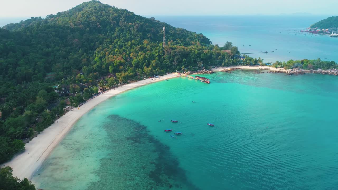 Impresionante vista aérea en 4K de las islas tropicales Perhentian en Malasia.
