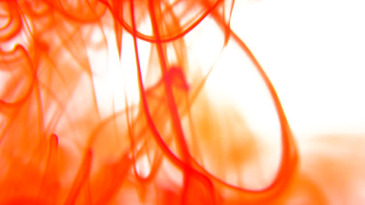 смешивание красного цвета в прозрачном водотоке снизу