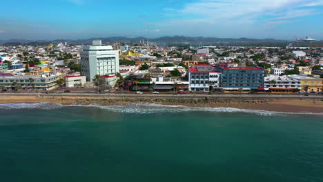 fotografía aérea de las playas y el paisaje urbano de mazatlan, en el soleado méxico