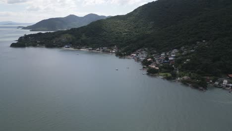la parte sur de la isla de santa catarina con imágenes aéreas de aldeas aisladas remotas