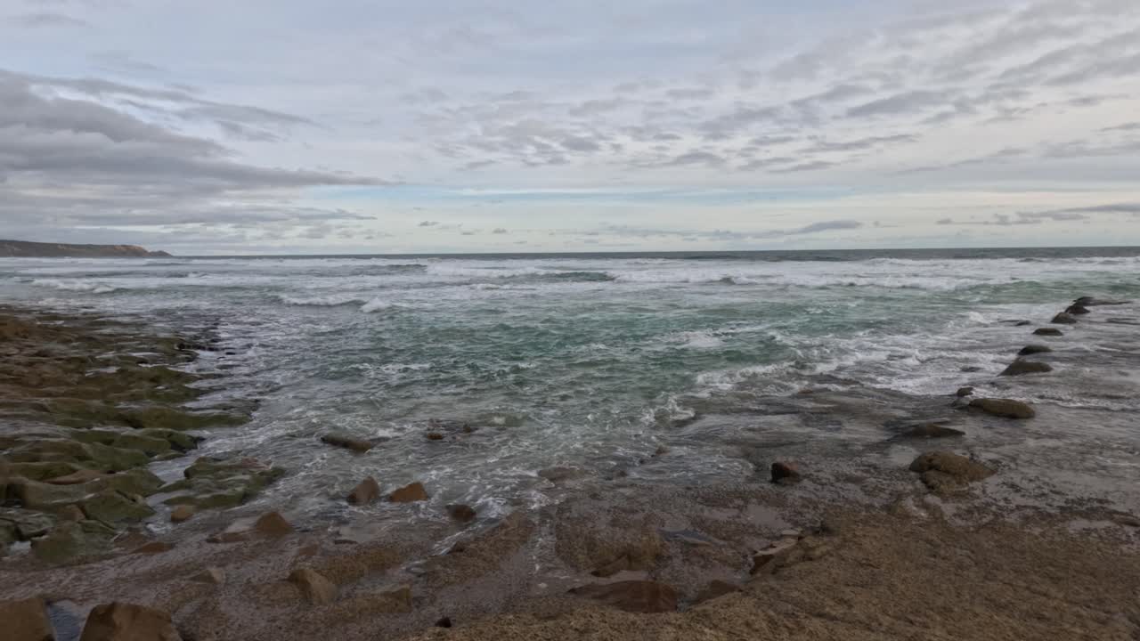 olas que se estrellan sobre piscinas de roca y escorrentía