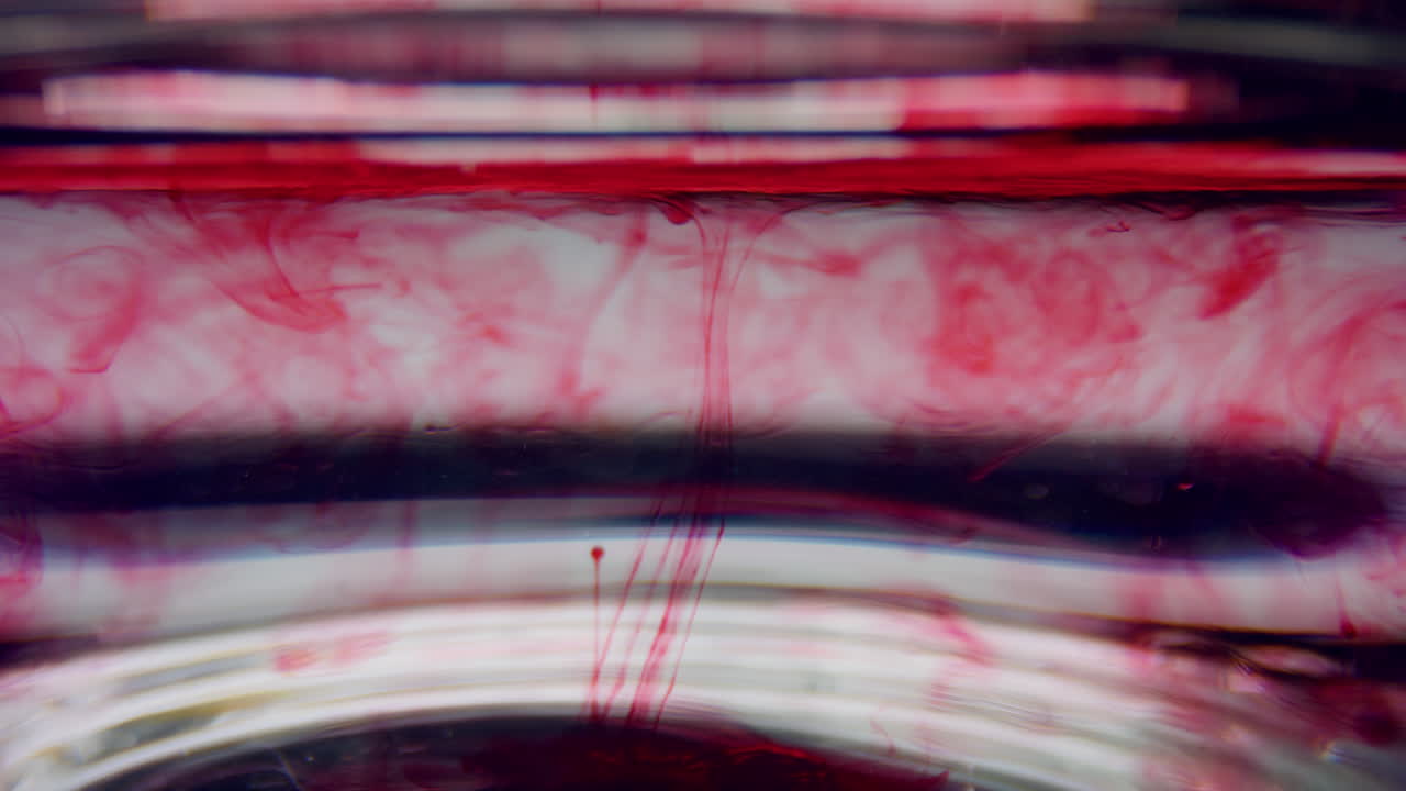 tubo de ensayo de primer plano con muestra de sangre. mezcla de líquido transparente con reactivo químico