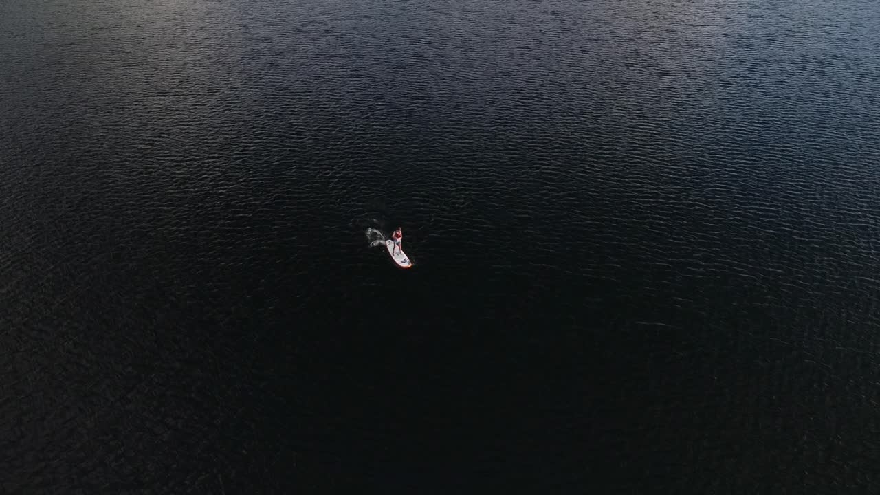 turista del lago azul en paddle bord 4k drone disparado en nueva zelanda