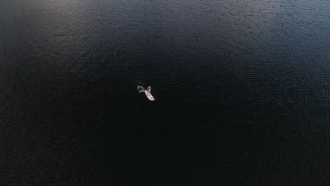 turista del lago azul en paddle bord 4k drone disparado en nueva zelanda