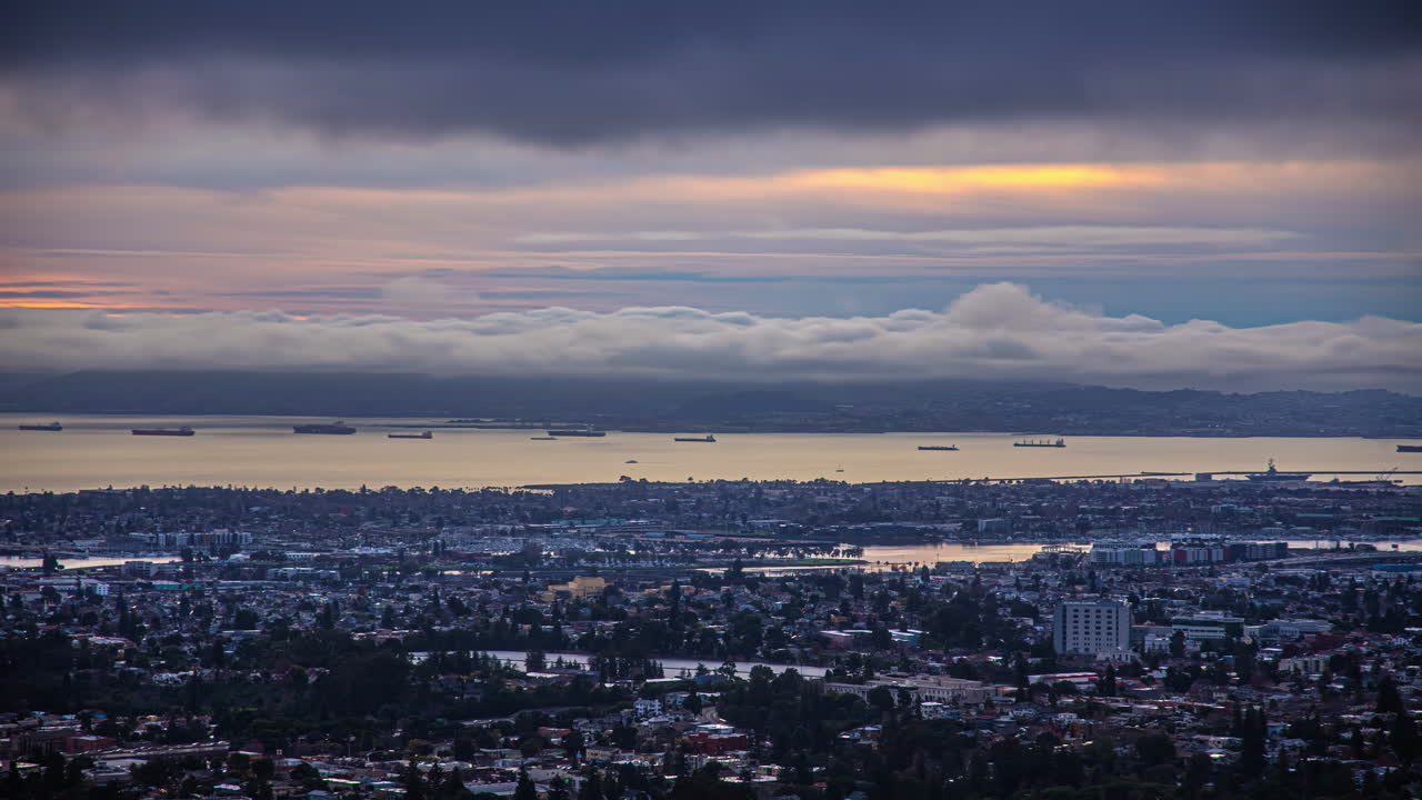 bahía de san francisco con buques de carga anclados en el puerto - oakland california puesta de sol crepúsculo lapso de tiempo