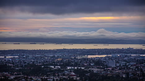 Bucht-Von-San-Francisco-Mit-Im-Hafen-Verankerten-Frachtschiffen---Oakland,-Kalifornien,-Sonnenuntergang,-Dämmerung,-Zeitraffer