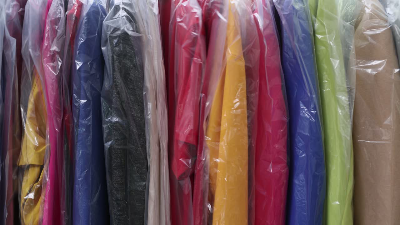 Propietarios caucásicos de boutiques saludando a clientes ante la cámara