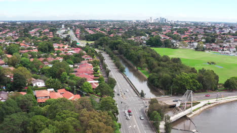 Luftdrohnenaufnahme-Beim-Flug-über-Die-Autobahn-A5-Im-Inneren-Westen-Von-Sydney,-Australien