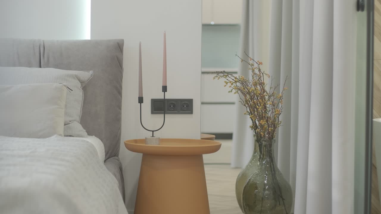 색과 회색 침대 시트, 색 의자, 야간 조명 헤드보드와 함께 현대적인 침실 인테리어 디자인과 장식.