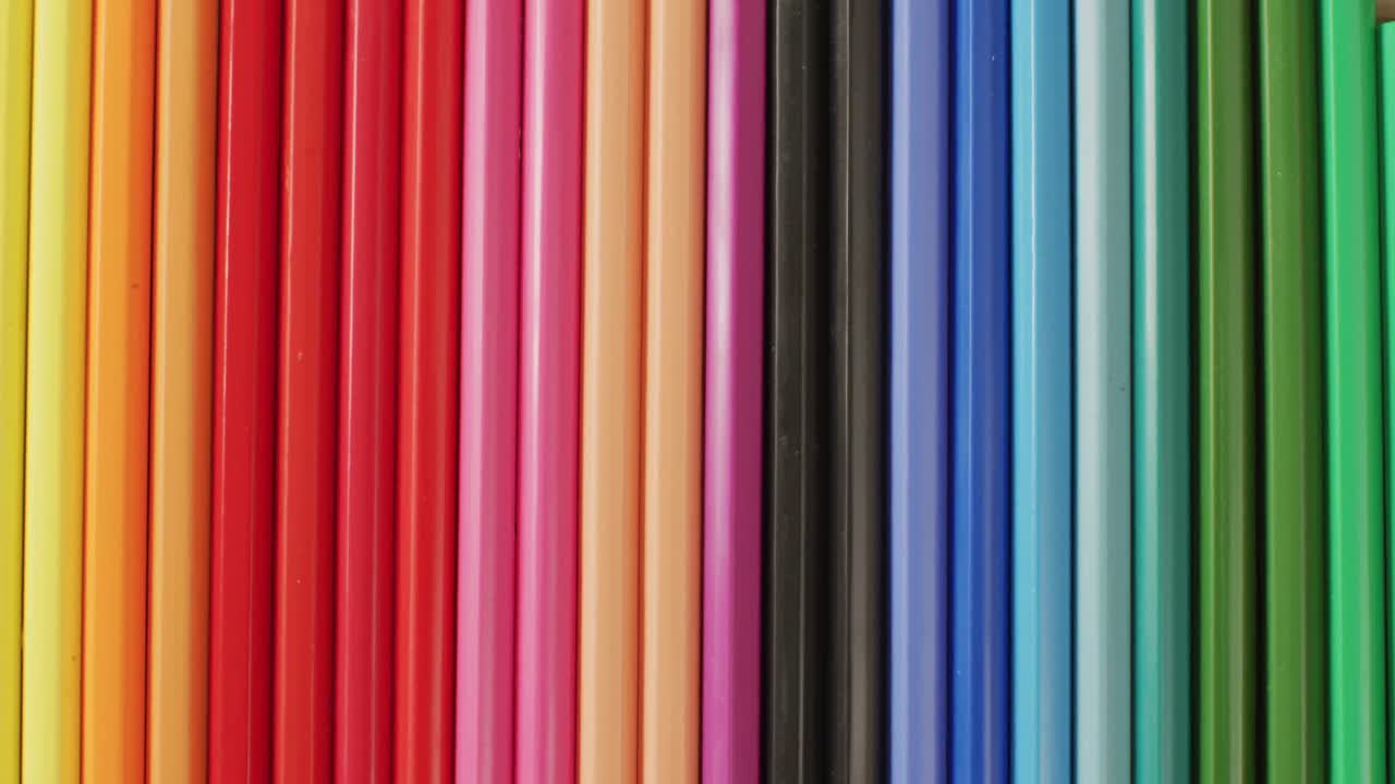 나무 배경 에 조성 되어 있는 다채로운 크레이온 들 의 비디오