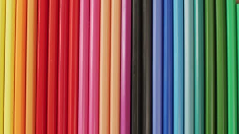 video de lápices de colores que se encuentran en composición sobre un fondo de madera