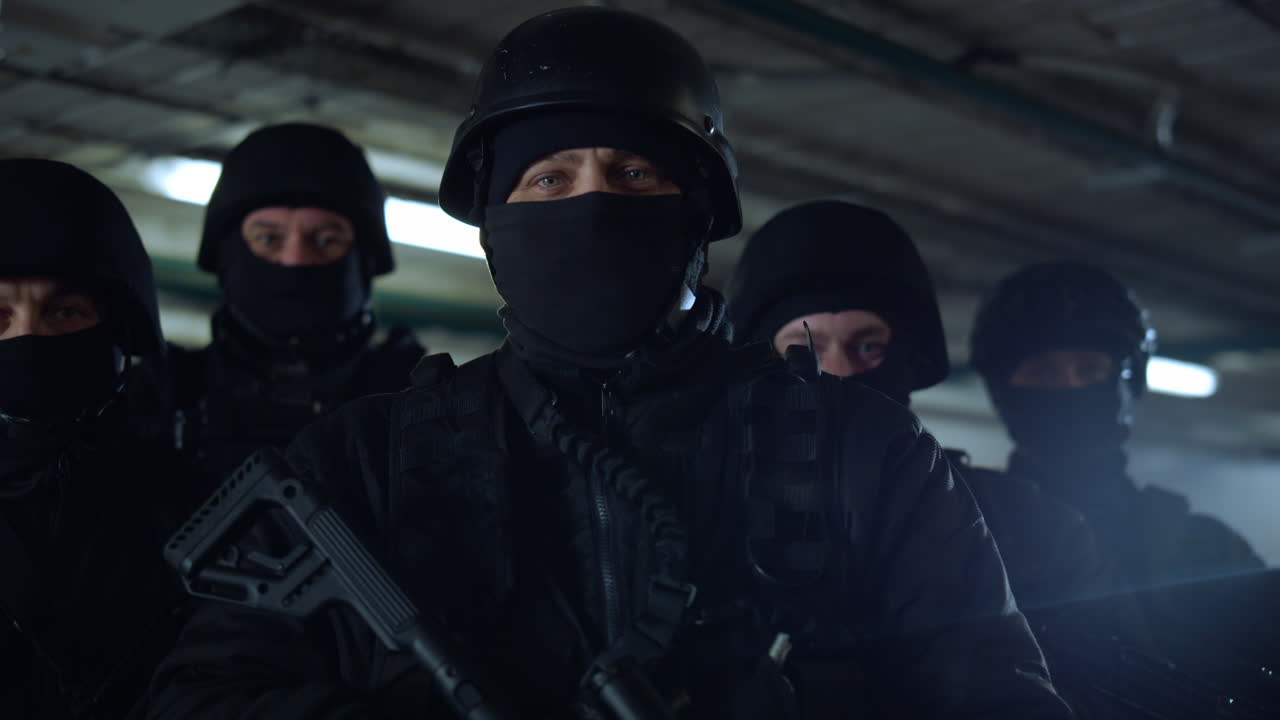 oficiales de policía de la swat posando ante la cámara. fuerzas especiales de la policía con rifles