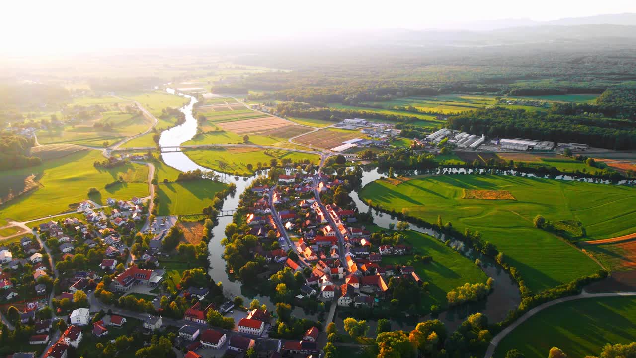 Splendido filmato aereo in 4K con drone di Kostanjevica na Krki alla luce dorata del tramonto