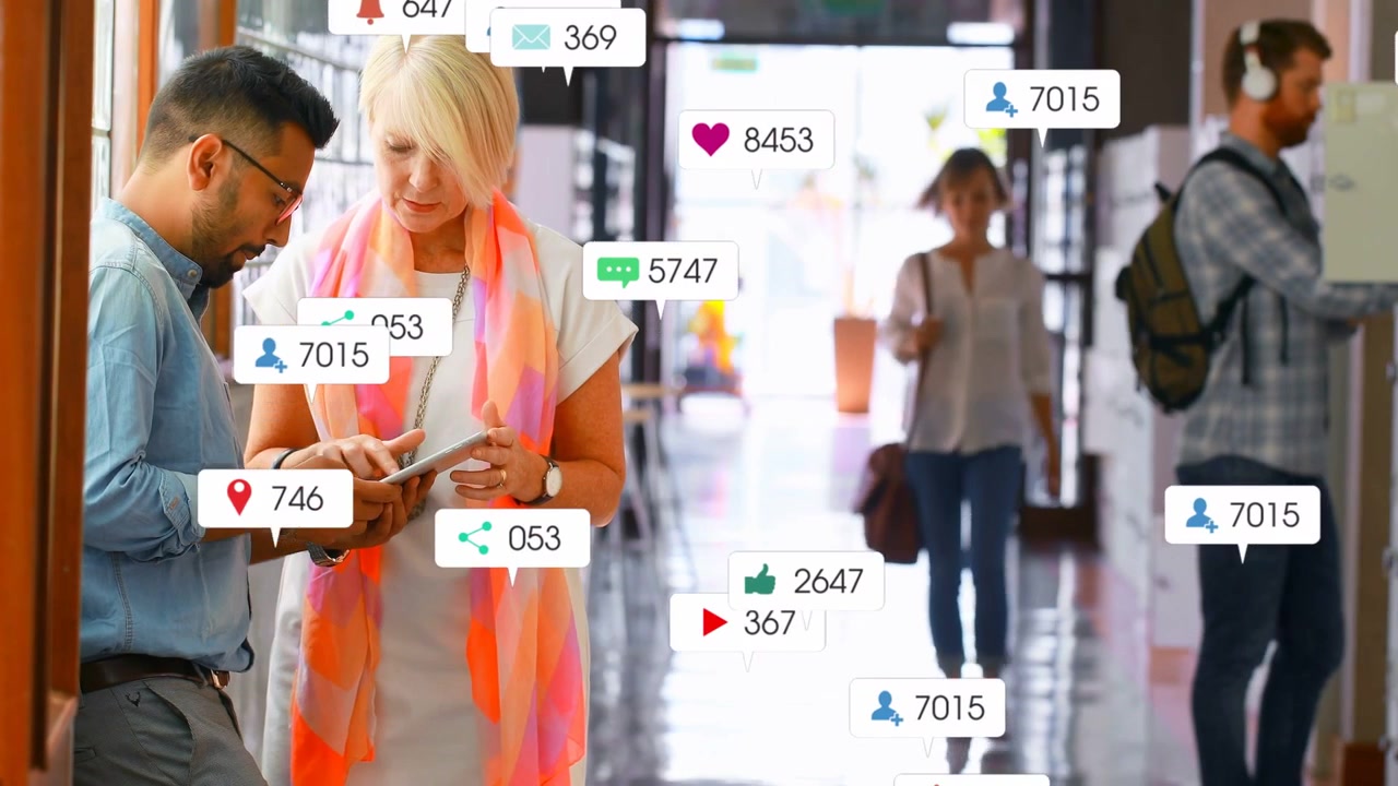 Vertikal video: Et par betjener en enhed i en hal, med bobler der vokser omkring dem for at vise marketingmålinger.