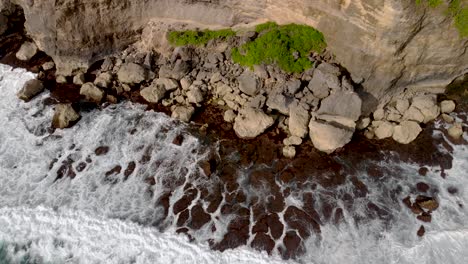 panorámica aérea a través de la costa rocosa de los acantilados de uluwatu en bali, indonesia