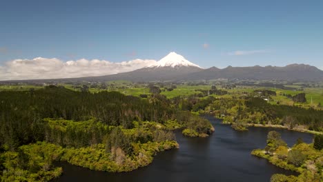 pintura aérea del volcán taranaki sobre el lago mangamahoe, hermoso paisaje de nueva zelanda