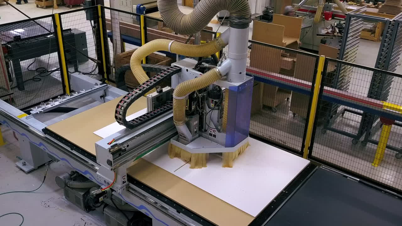 lapso de tiempo de un cortador de madera cnc o tallador tallando gabinetes de cocina