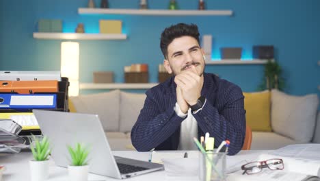 Glücklicher-Homeoffice-Arbeiter,-Der-Träumt.