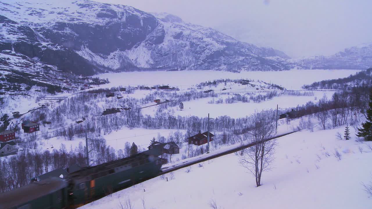 un tren viaja a través de un paisaje nevado en europa 1