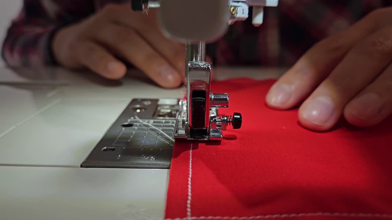 proceso de creación de colchas de patchwork - costura de los bloques - vista trasera de la máquina de coser